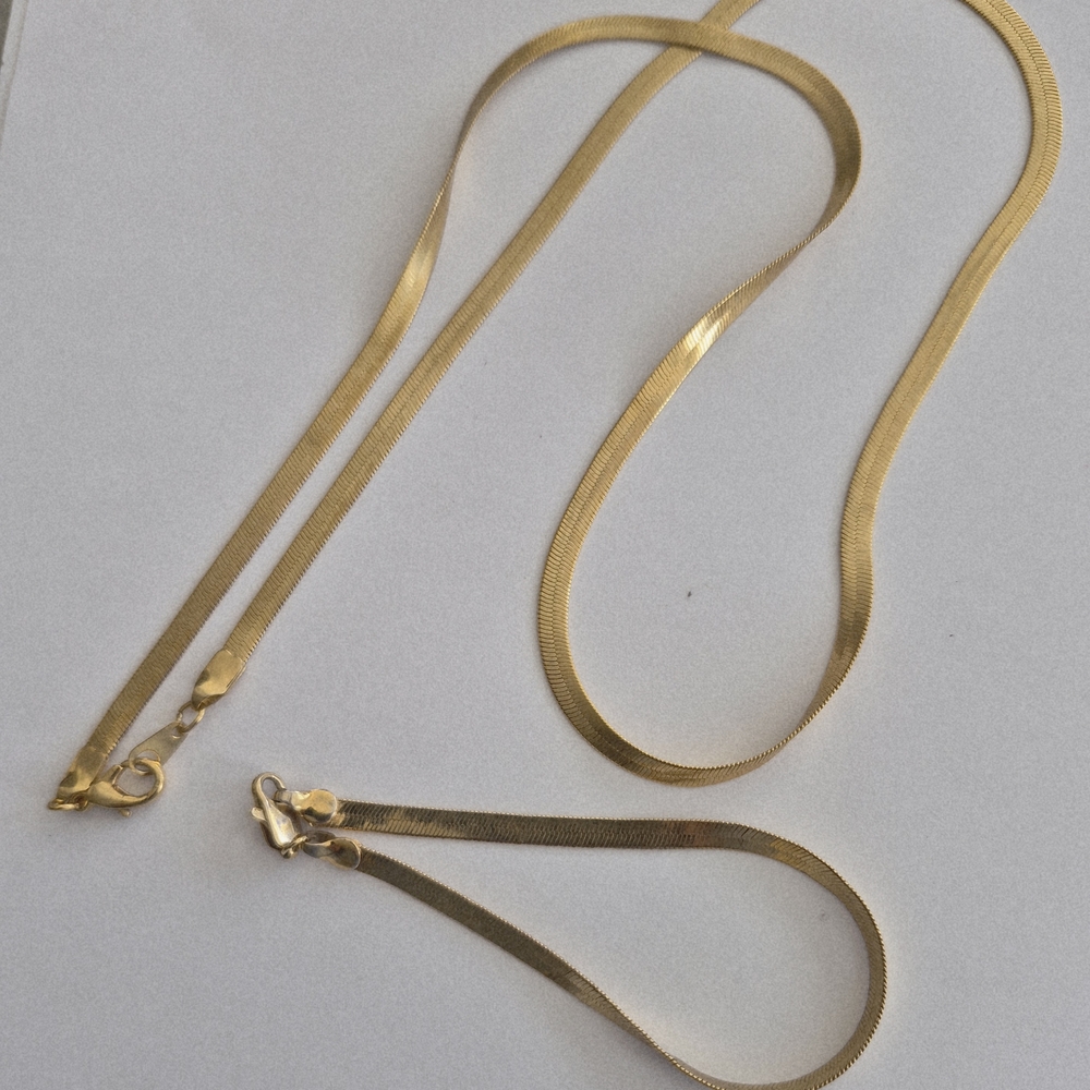 Sleek Gold Necklace